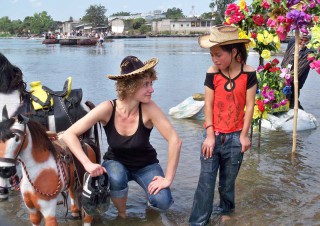 Sandra und Mädchen im Fluß (Foto von Janina Möbius)