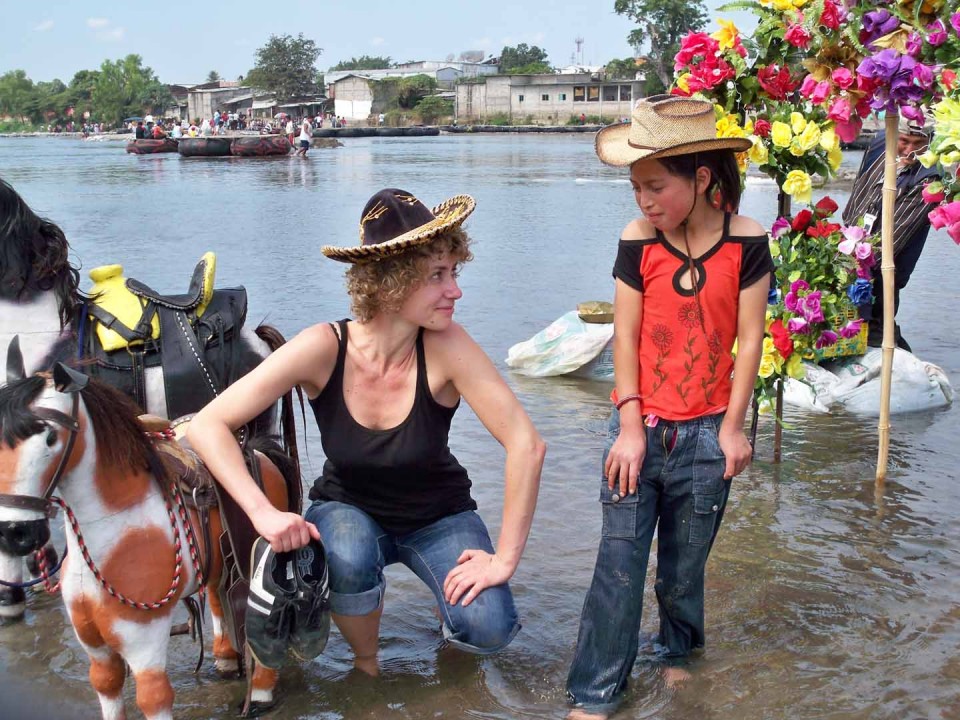 Sandra und Mädchen im Fluß (Foto von Janina Möbius)